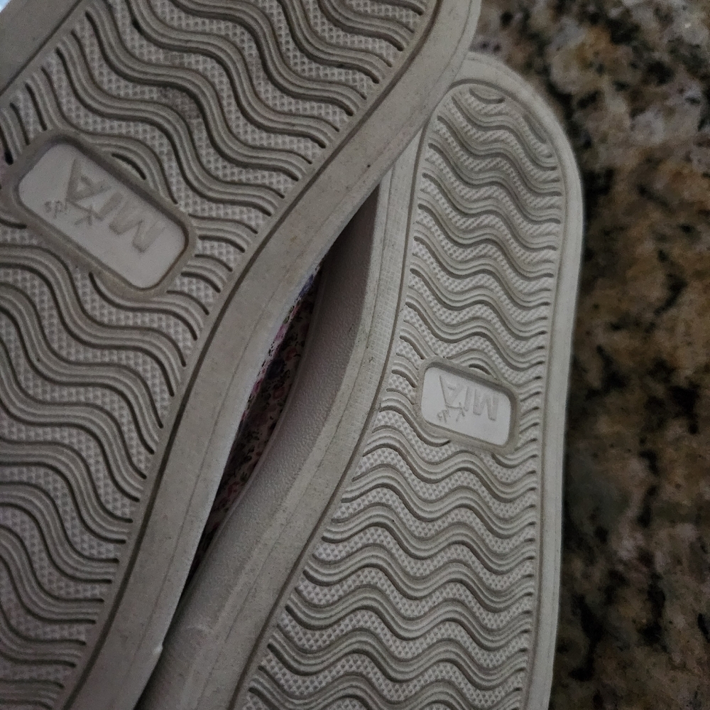 Shoes - Picture 3 of 4